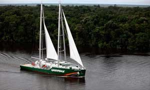 El Rainbow Warrior, buque insignia de Greenpeace, inicia una expedición desde el corazón de la Amazonia. Imagen de Greenpeace.