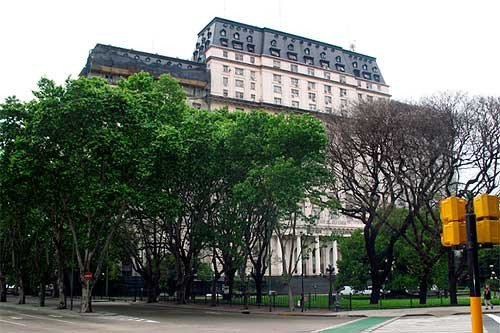 El edificio Libertador, del ministerio de Defensa, cercano a la sede de Gobierno. Toda una alegoría. Imagen de Tomás Alvarez. Guiarte.com