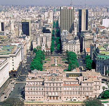 Plaza de Mayo, en primer término la Casa Rosada; y al fondo la avenida de Mayo, que conduce al Congreso Nacional. Turismo Gobierno de la Ciudad de Buenos Aires