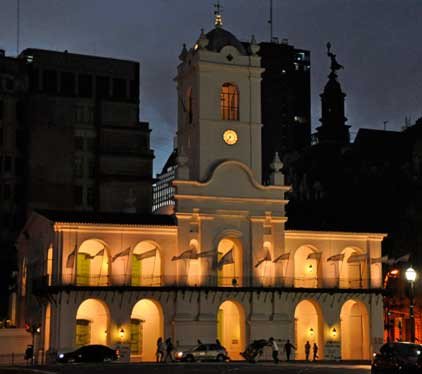 Imagen del coqueto edificio del Cabildo, al atardecer. Fotografía de Beatriz Alvarez Sánchez. Guiarte.com