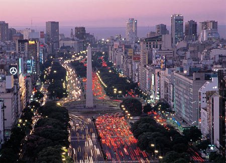 Imagen de la anchurosa avenida 9 de Julio, con el obelisco en primer término Turismo. Gobierno de la Ciudad de Buenos Aires
