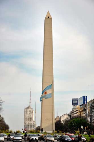 El Obelisco, en la Avenida 9 de Julio. Al fondo el ministerio de Obras Públicas. Imagen de Beatriz Alvarez Sánchez. Guiarte.com