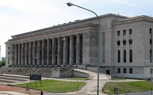 La imponente fachada de  aire helenístico de la facultad de Derecho. Imagen de Tomás Alvarez. Guiarte.com