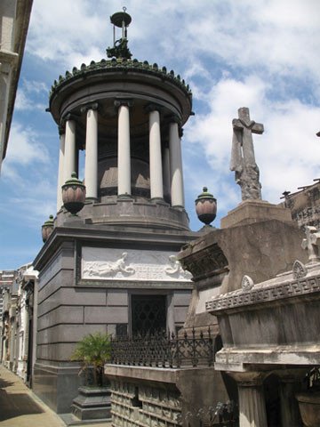 Uno de los imponentes túmulos en el cementerio de La Recoleta. Imagen de Beatriz Álvarez Sánchez. Guiarte.com
