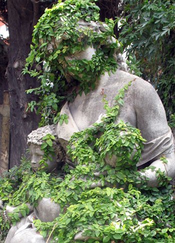 Las enredaderas abrazan las estatuas, en una imagen cargada de melancolía y belleza. Imagen de Beatriz Álvarez Sánchez. Guiarte.com