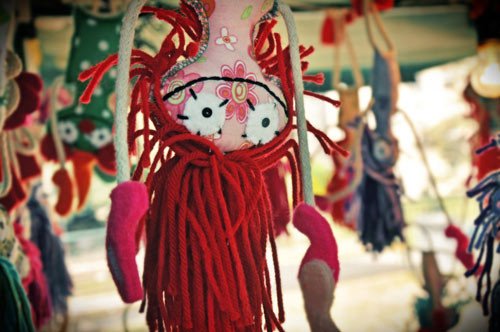 Puesto de muñecas en el mercadillo de La Recoleta. Imagen de Beatriz Álvarez Sánchez. Guiarte.com