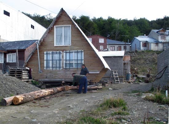 Reponiendo los troncos sobre los que se mantienen algunas edificaciones. Imagen de guiarte.com