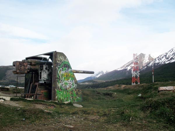 Las pintadas disfrazan a este cañón que apunta hacia el suelo de Chile. Imagen de guiarte.com