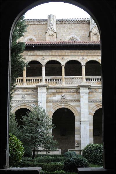 Patio renacentista del parador de San Marcos de León. Imagen de guiarte.com. copyright