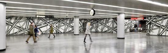 Interior de la estación Karlsplatz, con la obra de Peter Kogler.