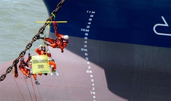 Activistas de greenpeace inmovilizados en la cadena del ancla de un navío que debería transportar mineral de hierro a EE.UU. Imagen de greenpeace.org/brasil