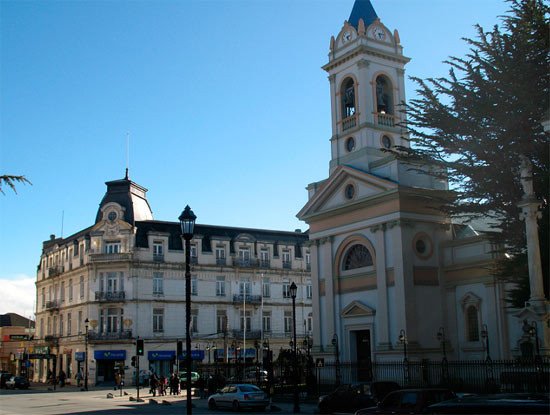 La pequeña catedral mira hacia la plaza de Armas, centro neurálgico de Punta Arenas.  Imagen de Beatriz Alvarez Sánchez. Guiarte.com