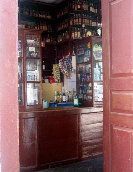Bar &#8220;El Perola&#8221; una antigua tienda de aceites y vinagres que es una institución en el norte de la isla.
