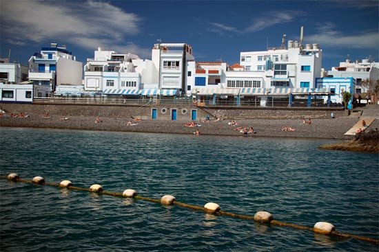 El Puerto de las Nieves es uno de los lugares en que se puede disfrutar del baño y luego de una amplia oferta gastronómica.
