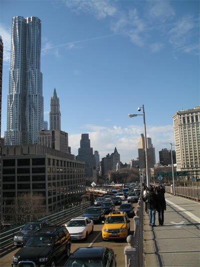 Tráfico en el puente de Brooklyn, Nueva York. Imagen de guiarte.com