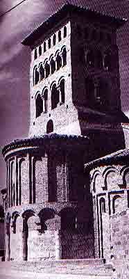 La iglesia de San Tirso es airosa. Foto guiarte
