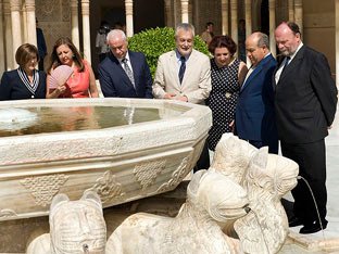 El presidente andaluz, Jose Antonio Griñán, reabrió a las visitas el patio de los Leones, el 27 de julio de 2012. Imagen Junta de Andalucía.