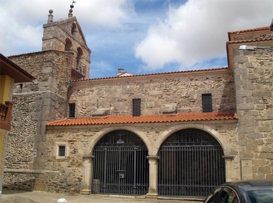 Iglesia parroquial de Alcañices, en la parte elevada de la población. Imagen de guiarte.com