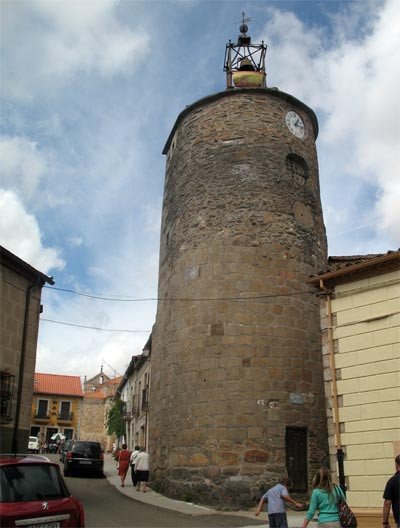 Torre del Reloj. Resto de las murallas medievales.Imagen de guiarte.com