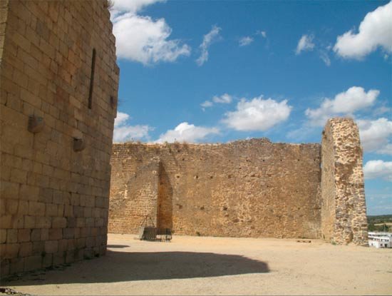 Los muros del Castillo muestran las heridas de la explosión que lo destrozó durante la Guerra de los Siete Años. Imagen de guiarte.com